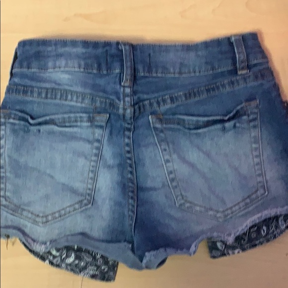 Dark wash denim shorts with Pattern pockets - Picture 2 of 3